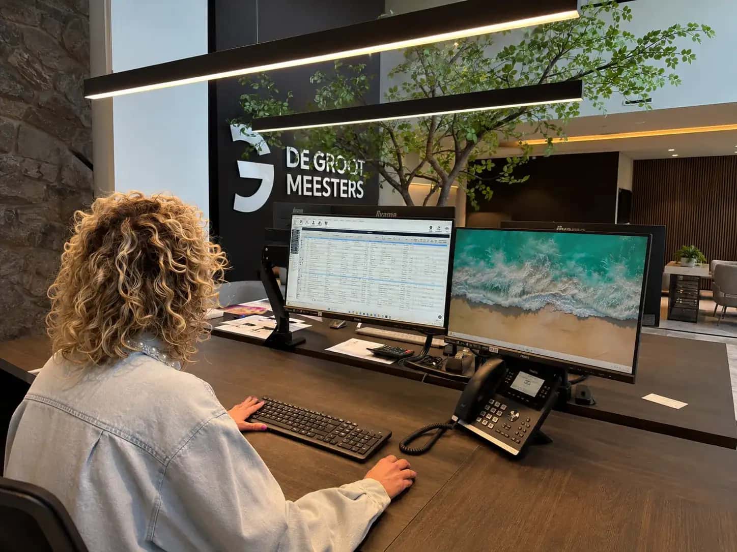 Medewerker van De Grootmeesters werkt met MSG Afbouw software