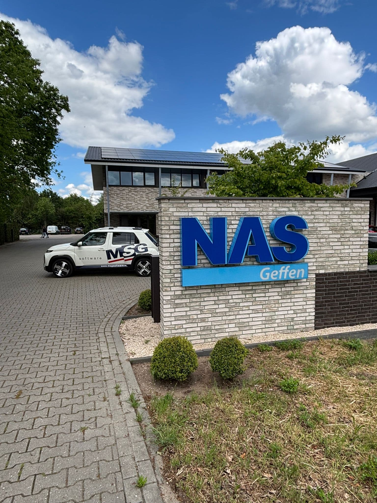 MSG software bedrijfsauto voor het pand van NAS Geffen