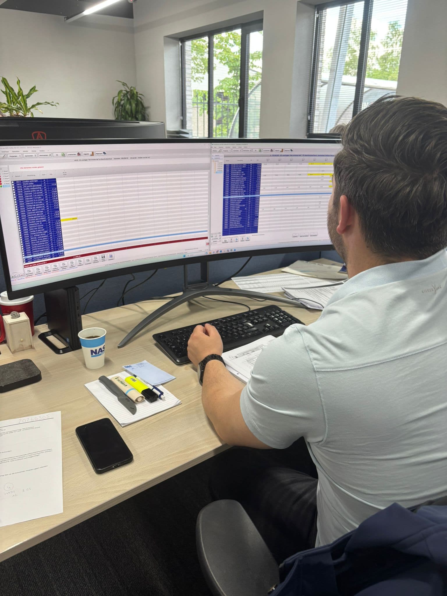 Medewerker NAS Geffen werkt met MSG Afbouw calculatie